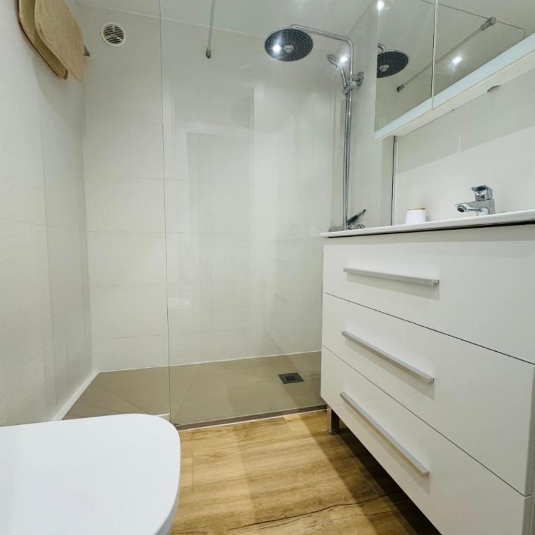 Lujoso piso enfrente de playa de Fenals, 2 terrazas - Apartamento de 1 dormitorio - 32