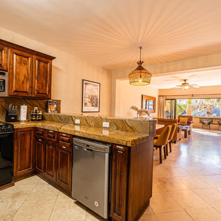 Elegant Pool View w/Balcony| Beach Walk| Hot Tub - Apartamento Premium de 3 dormitorios con vistas al resort - 51