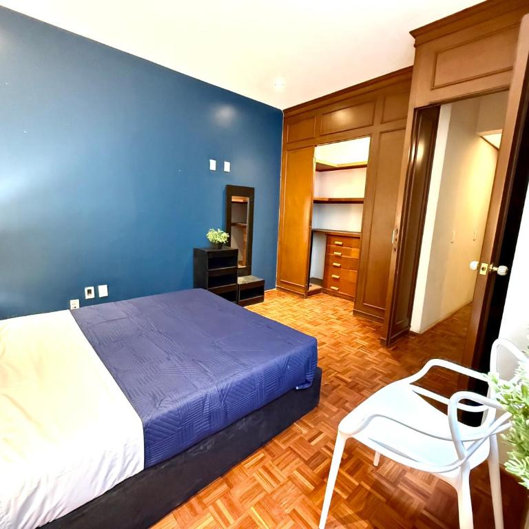 Roomies Suites - Zona Rosa - Double Room with Shared Bathroom - 13