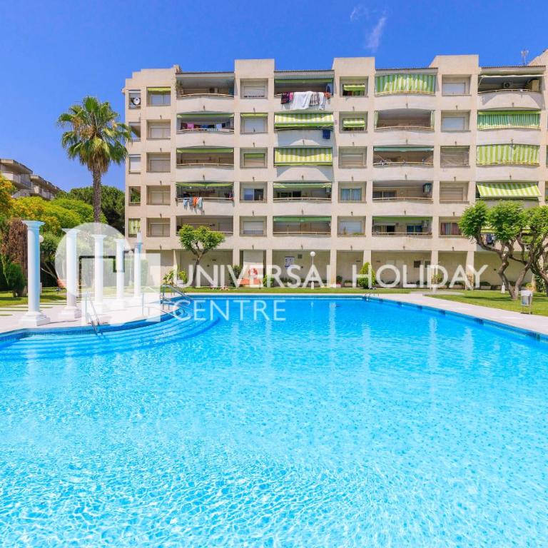 UHC Marathon Apartments - Apartment with Pool View - 25