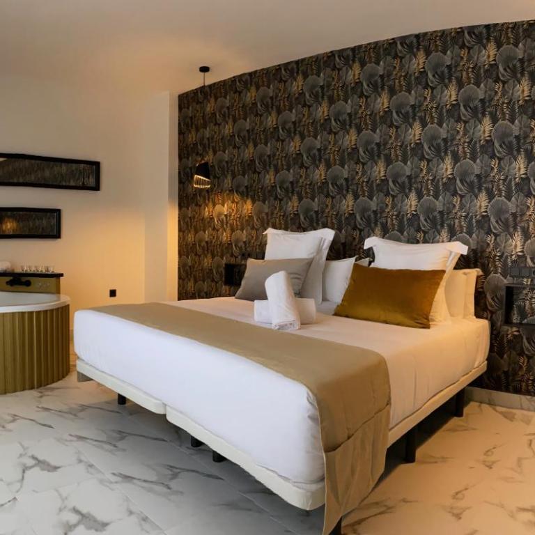 Reina Victoria La Plaza - Square Suite - 12
