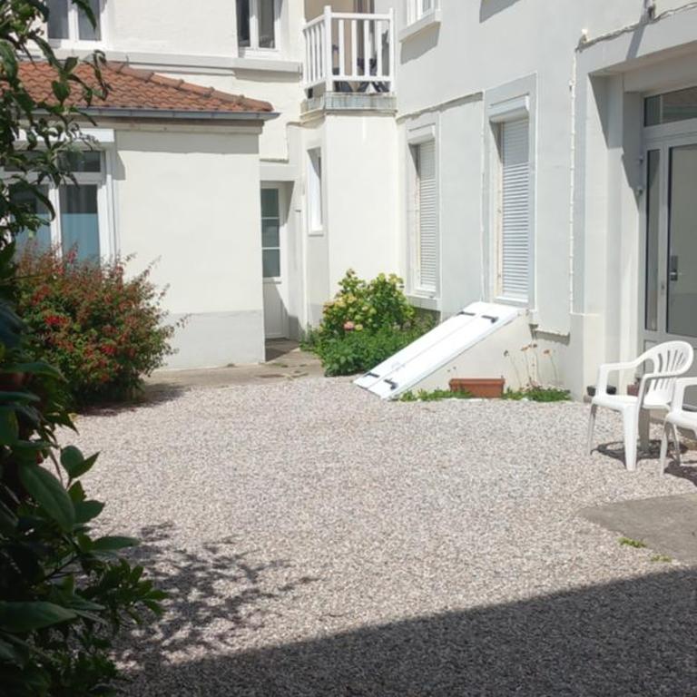 Studio 30 m2 refait à neuf idéalement situé centre ville et plage - Studio - 17
