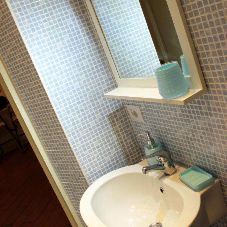 Michelangelo's Relais - Queen Room with Shared Bathroom - 3