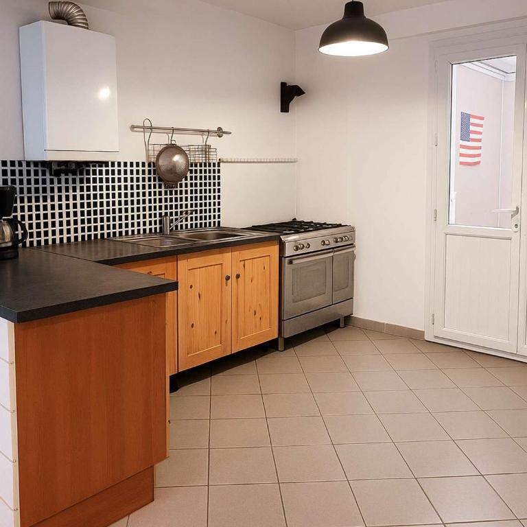 Maison à 1km de la plage, terrasse, cheminée, jeux - FR-1-675-53 - Villa - 3