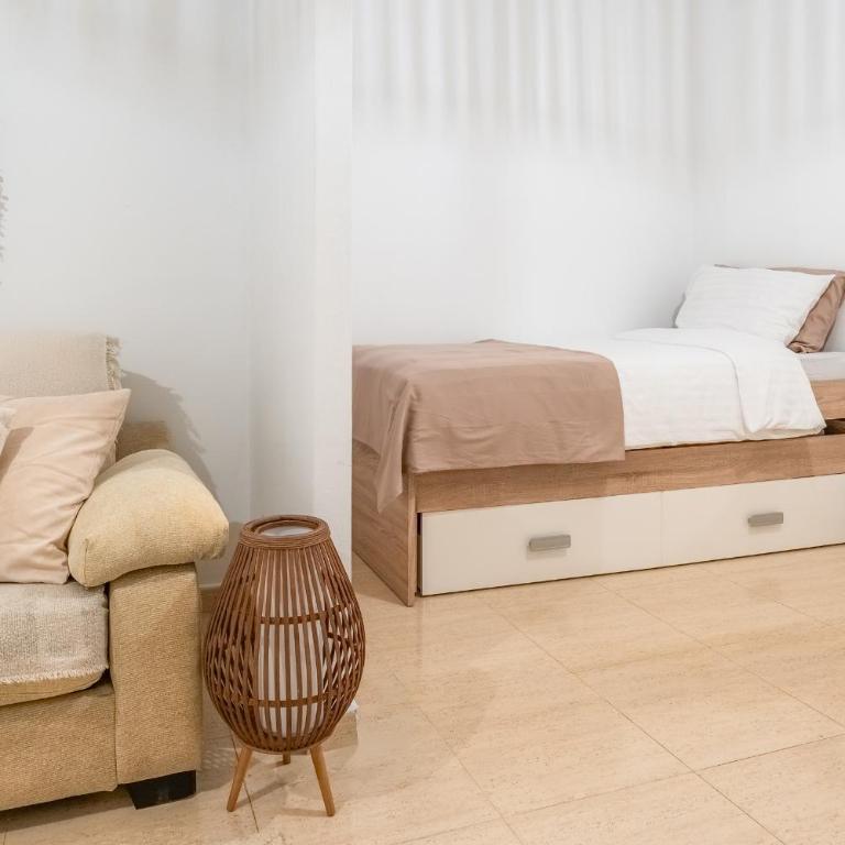 Casa Solsiesta Modern 3BR Townhouse in Gran Alacant with AC and Shared Pool - Three-Bedroom Townhouse - 36
