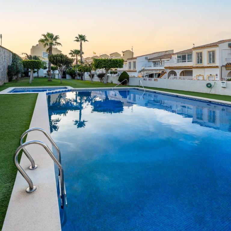 Casa Solsiesta Modern 3BR Townhouse in Gran Alacant with AC and Shared Pool - Three-Bedroom Townhouse - 6