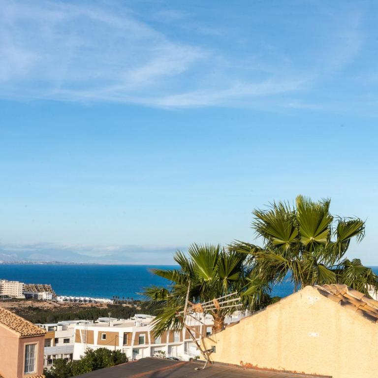 Casa Solsiesta Modern 3BR Townhouse in Gran Alacant with AC and Shared Pool - Three-Bedroom Townhouse - 45