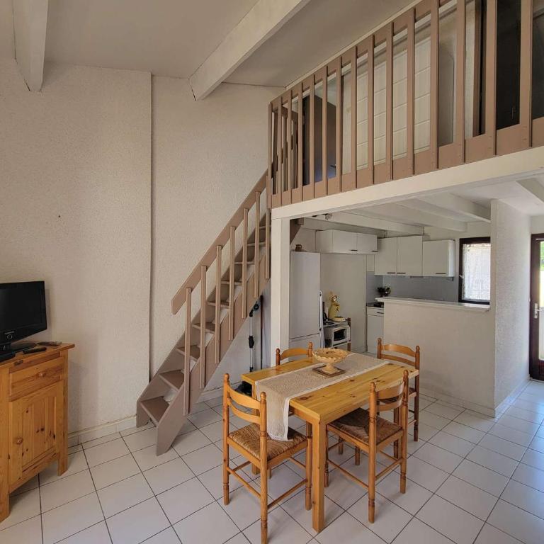 Jolie maison dans residence securisee avec piscine commune , Etage climatise, 4 couchages , 400 m de la plage de PORTIRAGNES PLAGE LRJP54 - Maison 2 Chambres - 2
