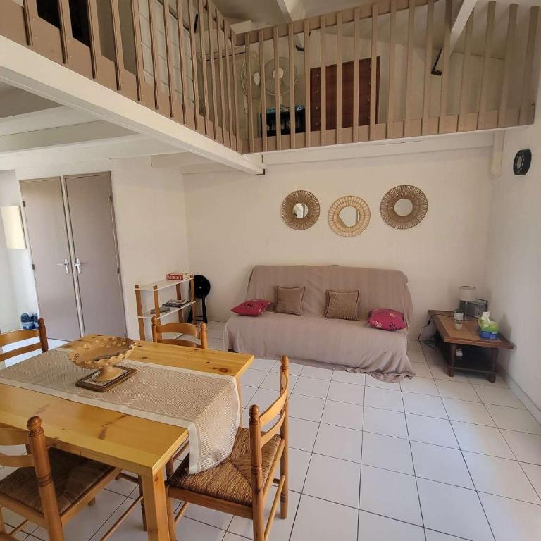 Jolie maison dans residence securisee avec piscine commune , Etage climatise, 4 couchages , 400 m de la plage de PORTIRAGNES PLAGE LRJP54 - Maison 2 Chambres - 5