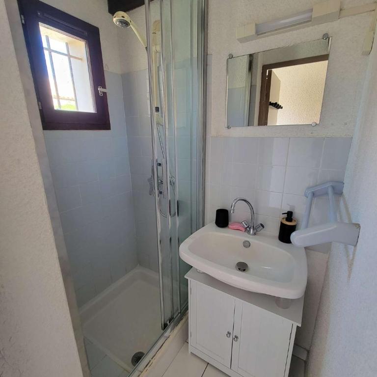 Jolie maison dans residence securisee avec piscine commune , Etage climatise, 4 couchages , 400 m de la plage de PORTIRAGNES PLAGE LRJP54 - Maison 2 Chambres - 6
