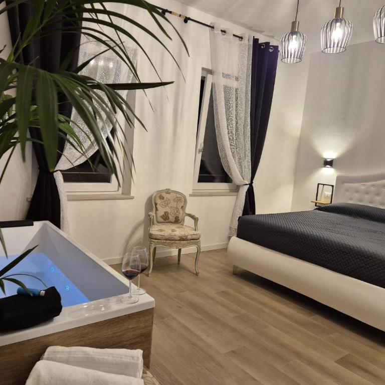 Superior Suite, Villa Joy Verona, Luxury Romantic Suite with Jacuzzi, near City Center - Appartamento - 1