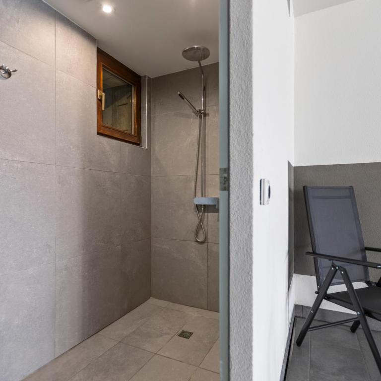 Piscine, Ski & Vue sur le lac - Crans 6 pers - Appartement 3 Chambres - 43