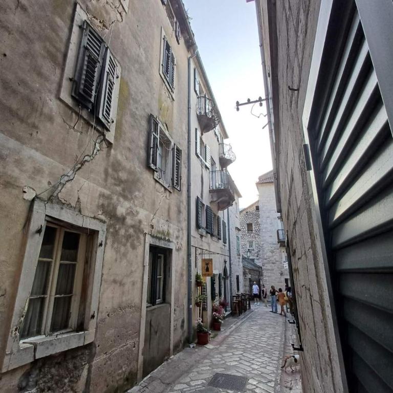 Old Town Mattarelli with Balcony and Street View - One-Bedroom Apartment - 39