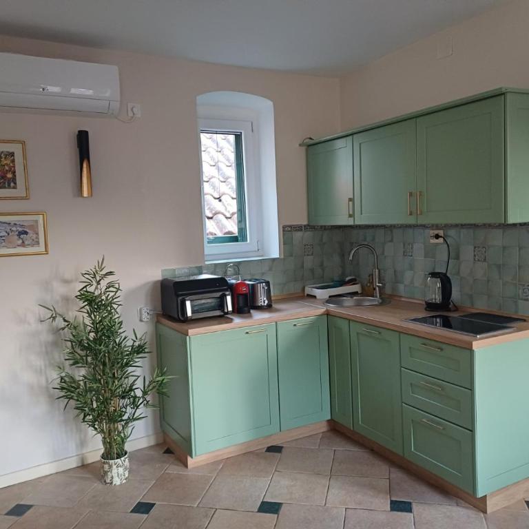 Old Town Mattarelli with Balcony and Street View - One-Bedroom Apartment - 14