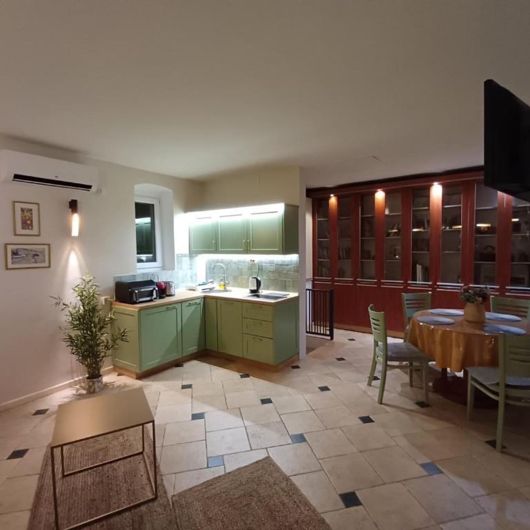 Old Town Mattarelli with Balcony and Street View - One-Bedroom Apartment - 16