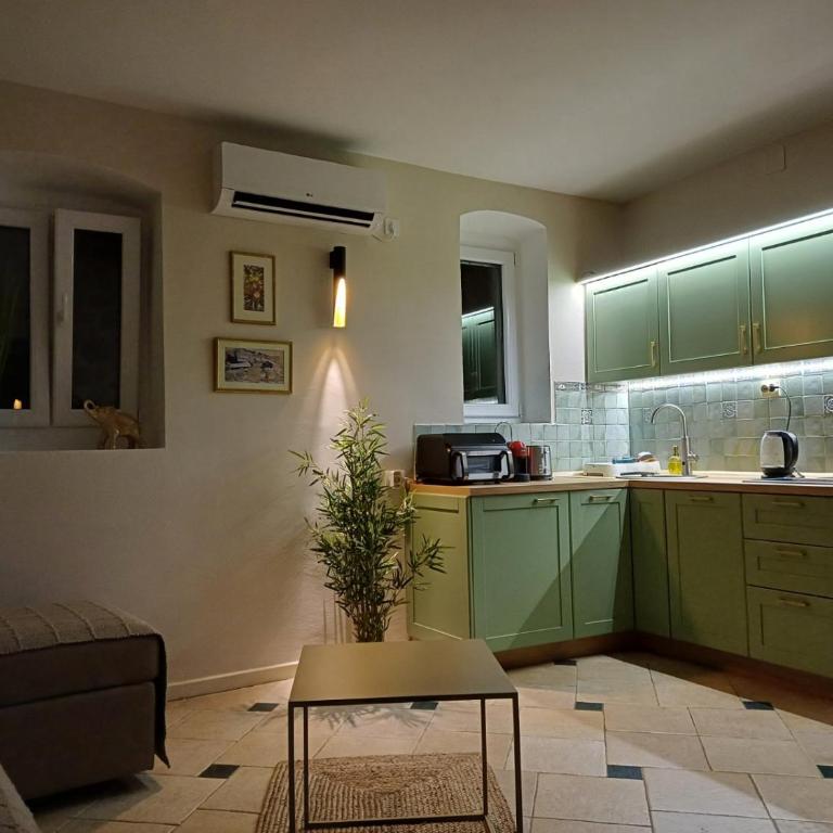 Old Town Mattarelli with Balcony and Street View - One-Bedroom Apartment - 21
