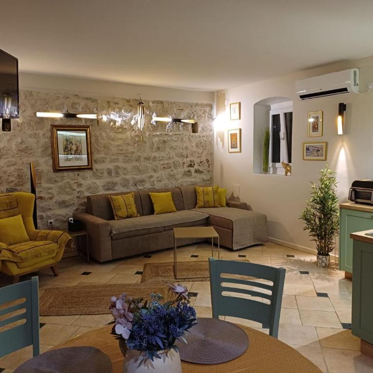 Old Town Mattarelli with Balcony and Street View - One-Bedroom Apartment - 8