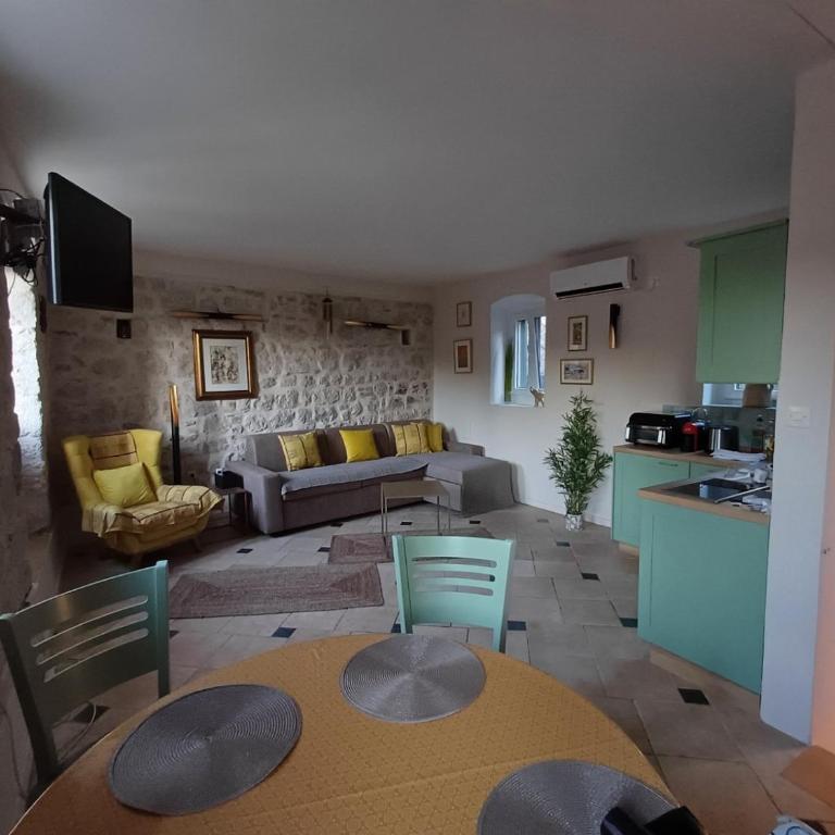 Old Town Mattarelli with Balcony and Street View - One-Bedroom Apartment - 9