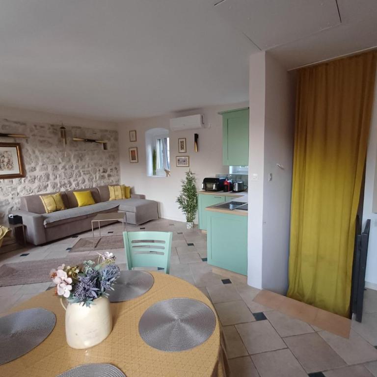 Old Town Mattarelli with Balcony and Street View - One-Bedroom Apartment - 7