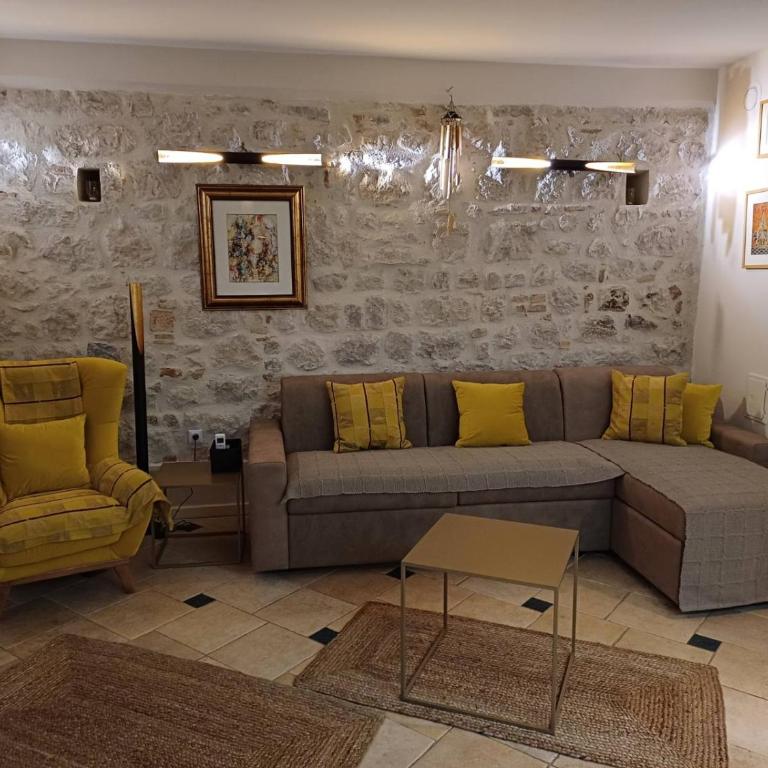 Old Town Mattarelli with Balcony and Street View - One-Bedroom Apartment - 5