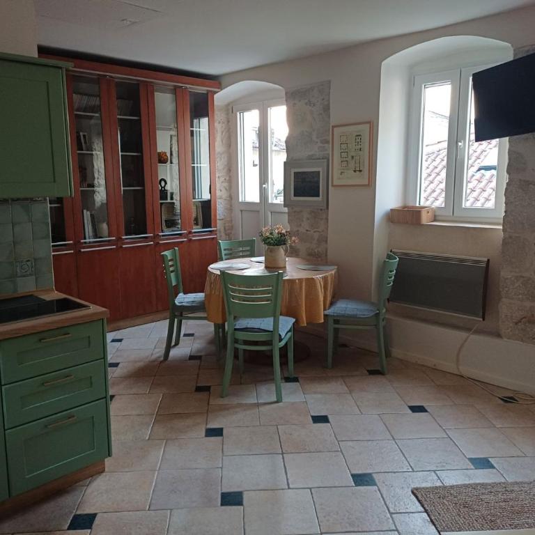 Old Town Mattarelli with Balcony and Street View - One-Bedroom Apartment - 22