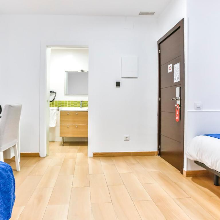 Laramond Barcelona Rooms - Triple Room with Private Bathroom - 15