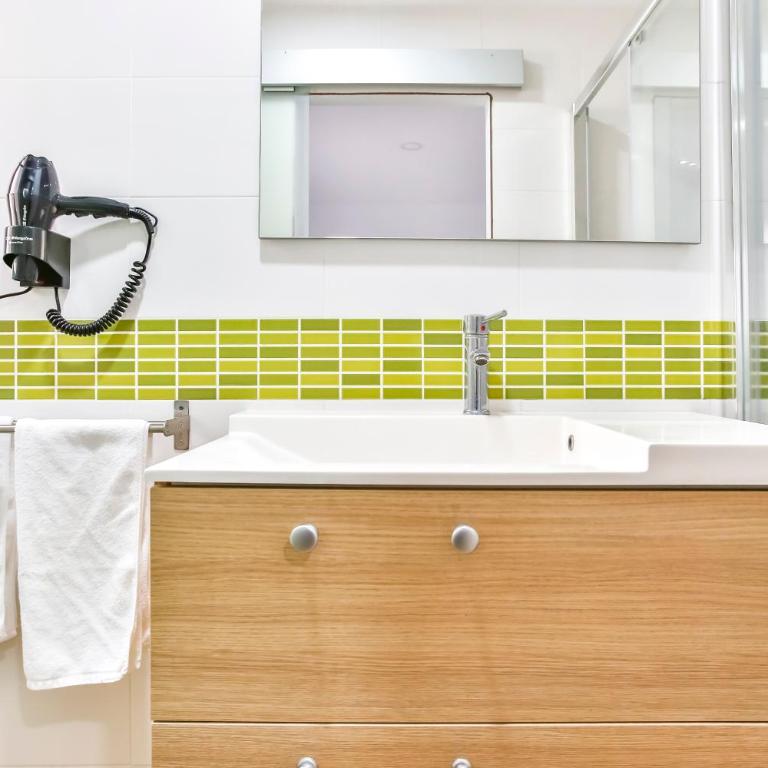 Laramond Barcelona Rooms - Triple Room with Private Bathroom - 16