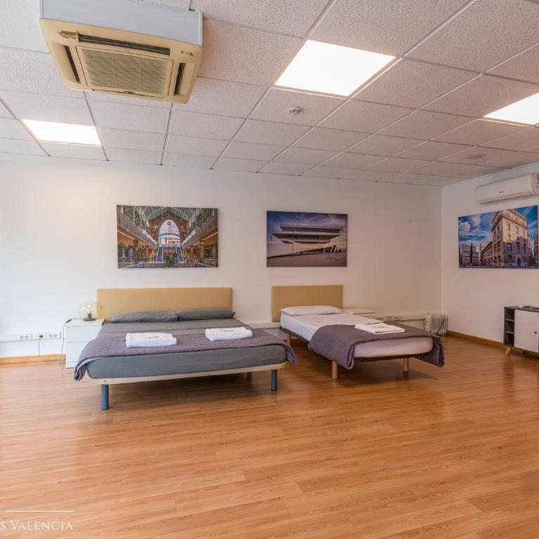 Suites Rooms Valencia - Triple Room with Shared Bathroom - 1