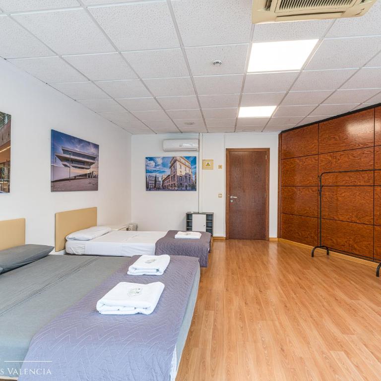Suites Rooms Valencia - Triple Room with Shared Bathroom - 9