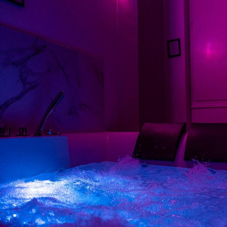 Lush Escape Suites - hottube and sauna - Suite Superior King - 1