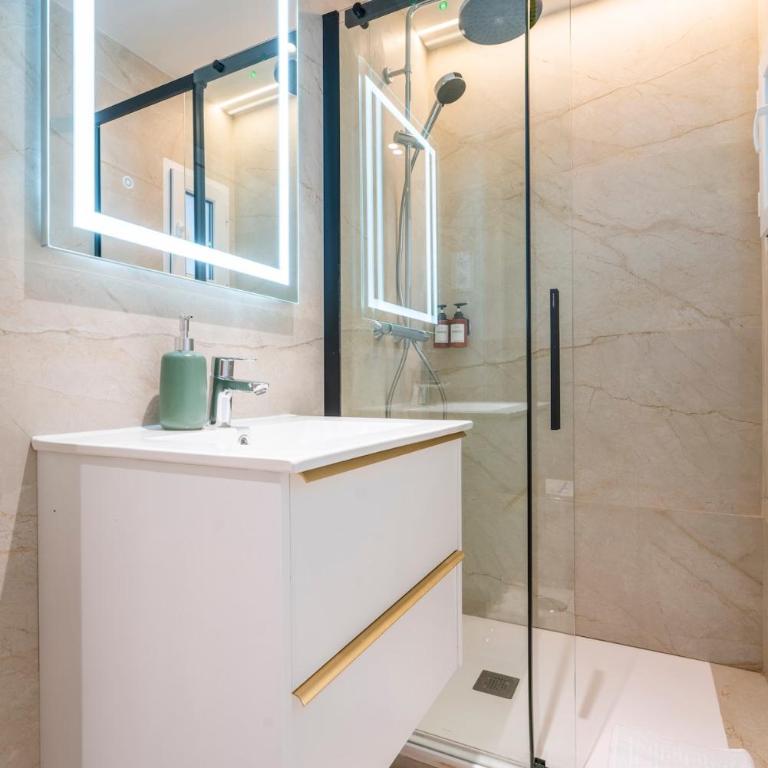 G232 Brand new Design Apartment Feria Madrid - Three-Bedroom Apartment - 29