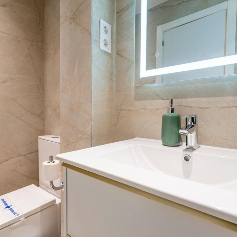 G232 Brand new Design Apartment Feria Madrid - Three-Bedroom Apartment - 42