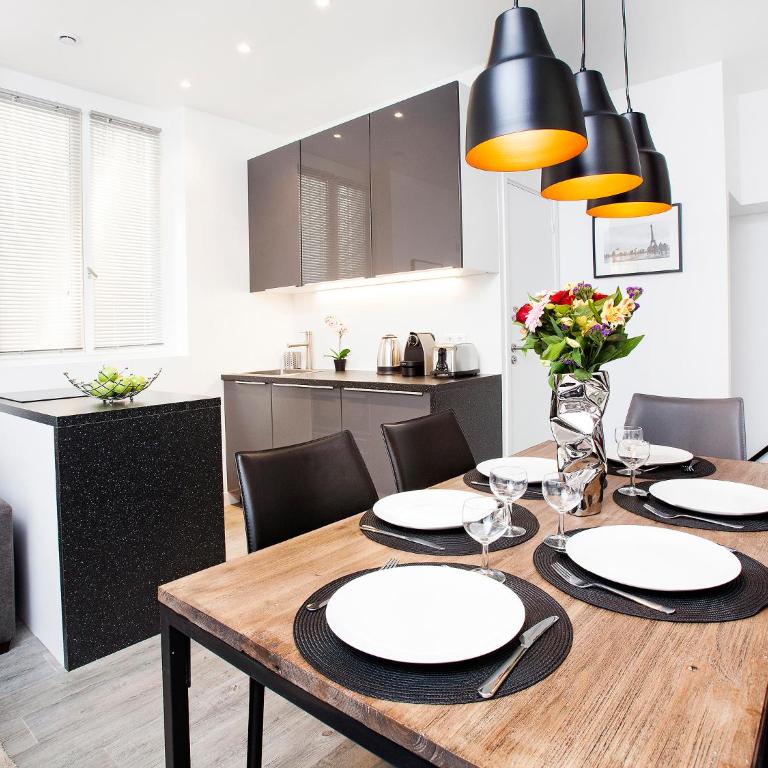 Charming 2BR-2BA between le Marais & le Louvre - Two-Bedroom Apartment - 2