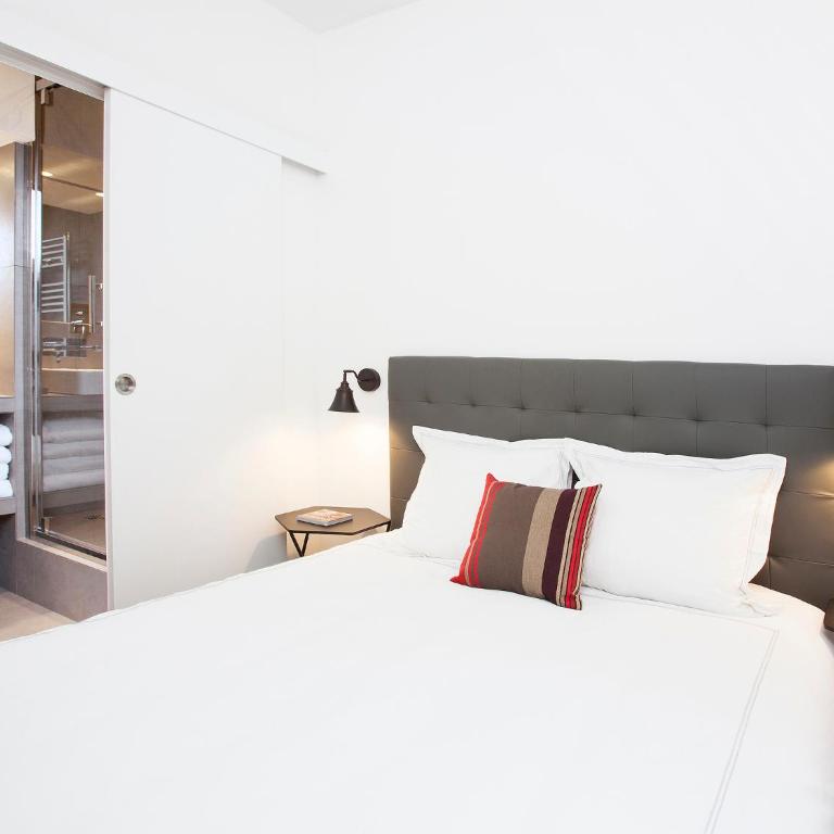 Charming 2BR-2BA between le Marais & le Louvre - Two-Bedroom Apartment - 14