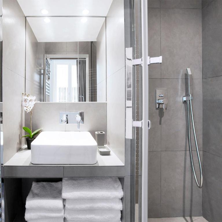 Charming 2BR-2BA between le Marais & le Louvre - Two-Bedroom Apartment - 16