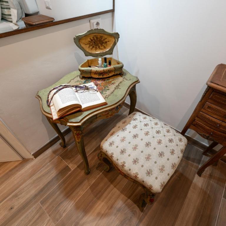 BOHEMIAN PIGNETO RHOME - 2 bdr 2 bath family friendly comfort & elegance - Colosseum at 4 metro stops - Secure & vibrant area, Pigneto metro & historic car free Island at 10 min walk - Easy access to Termini, La Sapienza, Policlinico Umberto I - Appartamento - 17