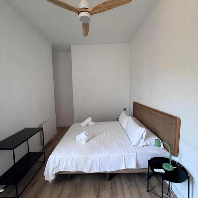 Calma House Barcelona - Double or Twin Room with Shared Bathroom - 6