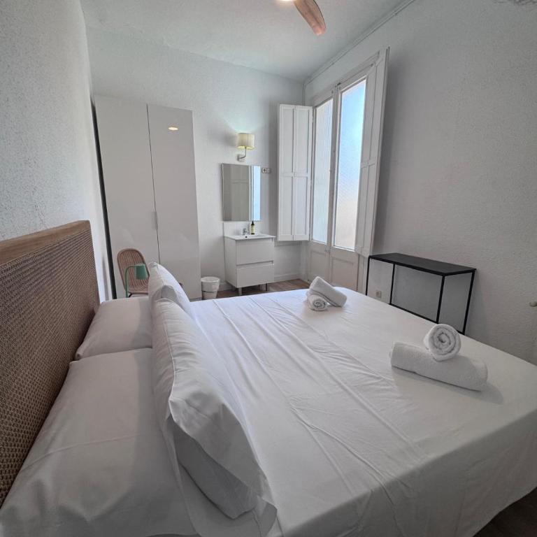 Calma House Barcelona - Double or Twin Room with Shared Bathroom - 3