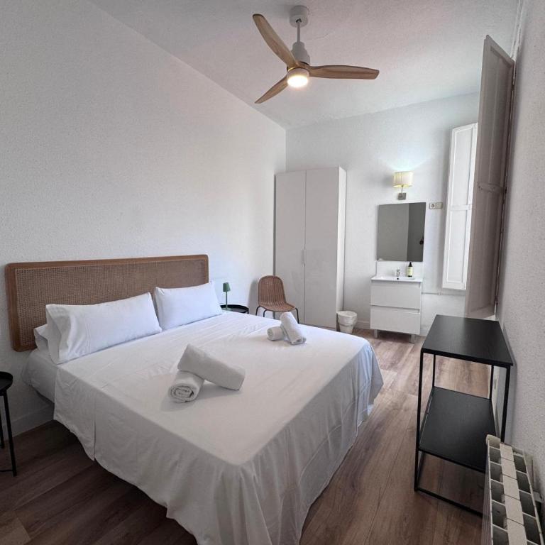 Calma House Barcelona - Double or Twin Room with Shared Bathroom - 4
