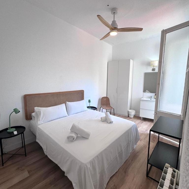 Calma House Barcelona - Double or Twin Room with Shared Bathroom - 5