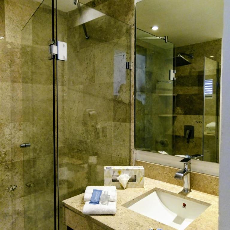 Hotel Calypso Cancun - Deluxe King Suite - 3