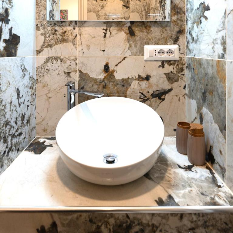 BOHEMIAN PIGNETO RHOME - 2 bdr 2 bath family friendly comfort & elegance - Colosseum at 4 metro stops - Secure & vibrant area, Pigneto metro & historic car free Island at 10 min walk - Easy access to Termini, La Sapienza, Policlinico Umberto I - Appartamento - 27