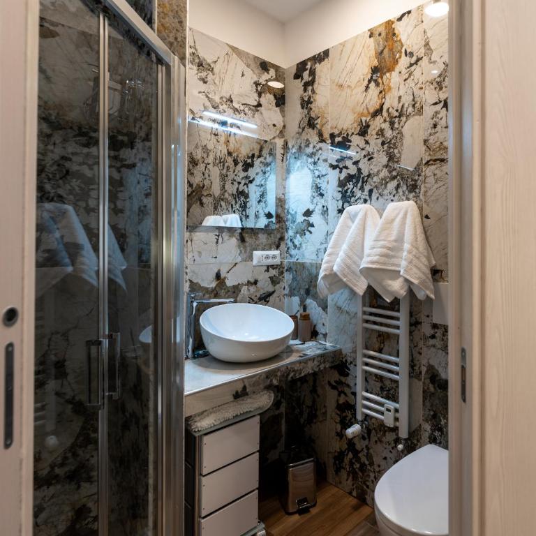 BOHEMIAN PIGNETO RHOME - 2 bdr 2 bath family friendly comfort & elegance - Colosseum at 4 metro stops - Secure & vibrant area, Pigneto metro & historic car free Island at 10 min walk - Easy access to Termini, La Sapienza, Policlinico Umberto I - Appartamento - 5