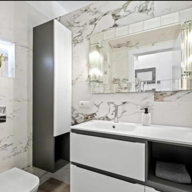 Spacious Malaga House with private walled-in yard - Casa Vacacional de 3 dormitorios - 2