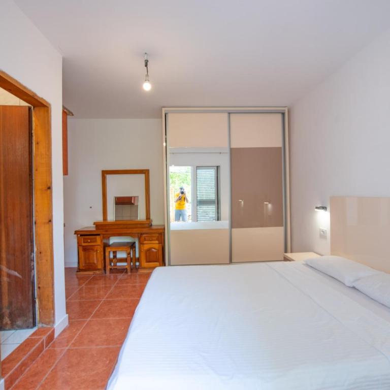 Lana Apartments - Dvokrevetna Soba sa Bračnim Krevetom i Terasom - 2