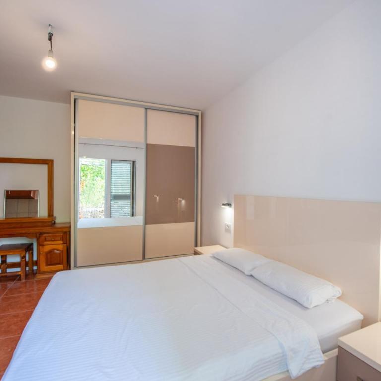 Lana Apartments - Dvokrevetna Soba sa Bračnim Krevetom i Terasom - 3