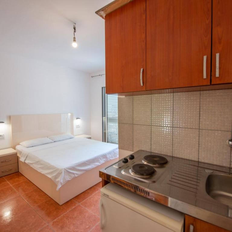 Lana Apartments - Dvokrevetna Soba sa Bračnim Krevetom i Terasom - 5
