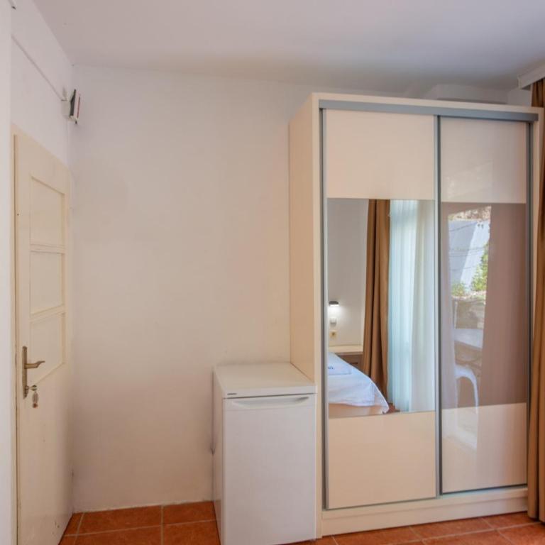Lana Apartments - Dvokrevetna Soba sa Bračnim Krevetom i Terasom - 6