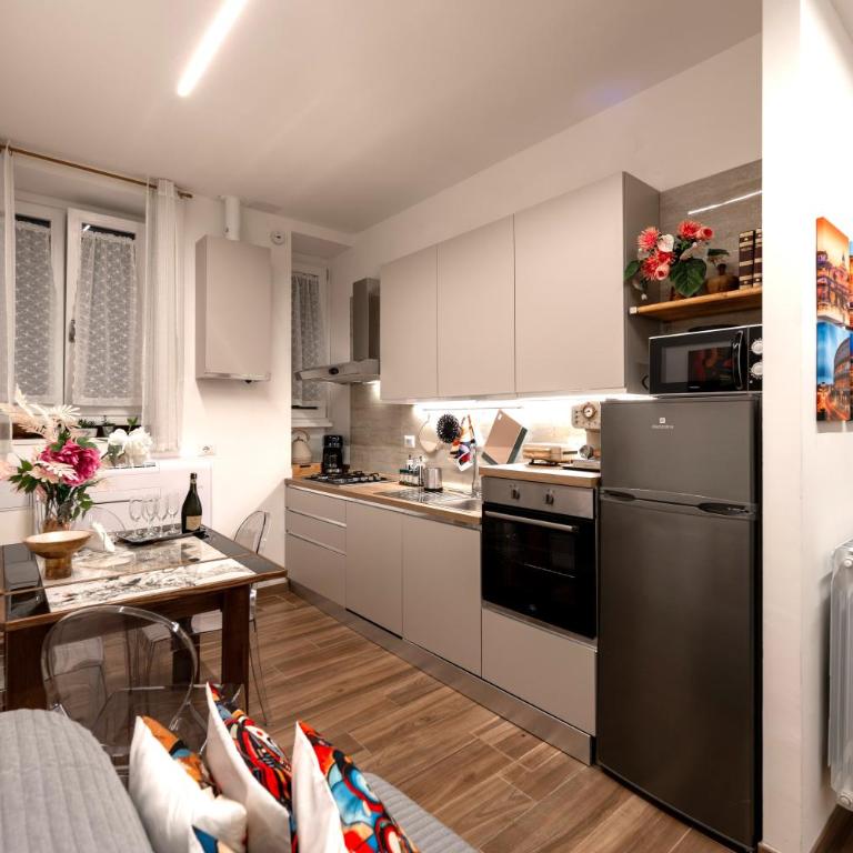 BOHEMIAN PIGNETO RHOME - 2 bdr 2 bath family friendly comfort & elegance - Colosseum at 4 metro stops - Secure & vibrant area, Pigneto metro & historic car free Island at 10 min walk - Easy access to Termini, La Sapienza, Policlinico Umberto I - Appartamento - 48