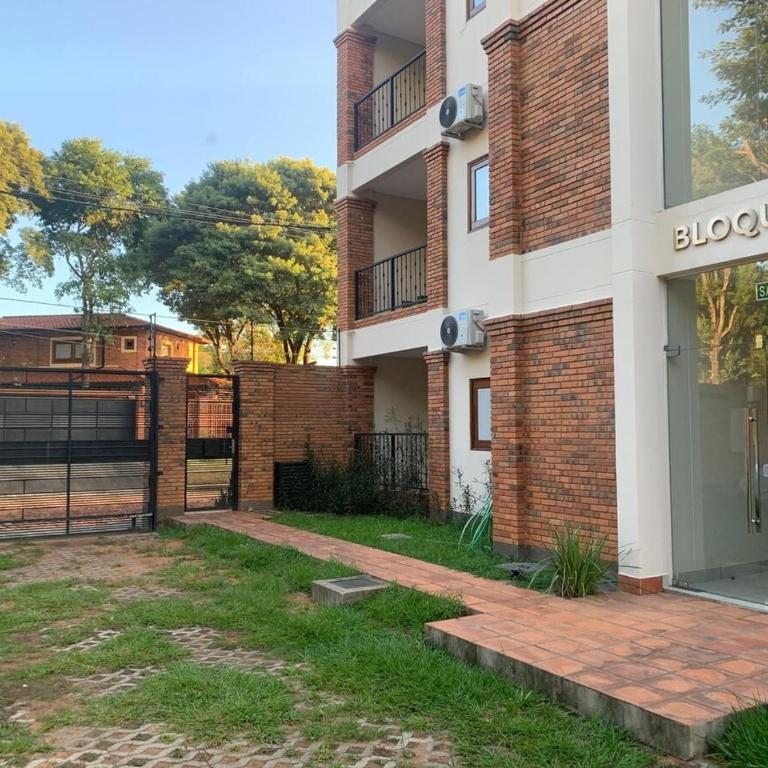 Elegante apartamento nuevo de 75 m2 con balcón y parking privado - One-Bedroom Apartment with Balcony - 2